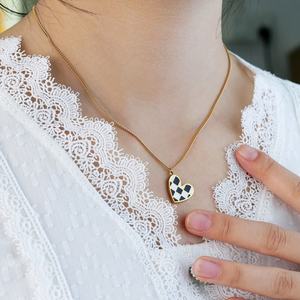 Collar de Corazón con Tablero de Ajedrez Blanco y Negro, Chapado en Oro de 18k, de Acero Inoxidable, Resistente al Agua y al Deslustre, con Logotipo Personalizado para Mujer - Product Image 3