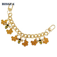 Porte-clés Nid d'Abeille Doré avec Breloque Hexagonale en Émail, Strass et Cristal pour Sac, Sac à Main, Fourre-tout – Cadeau pour Apiculteur
