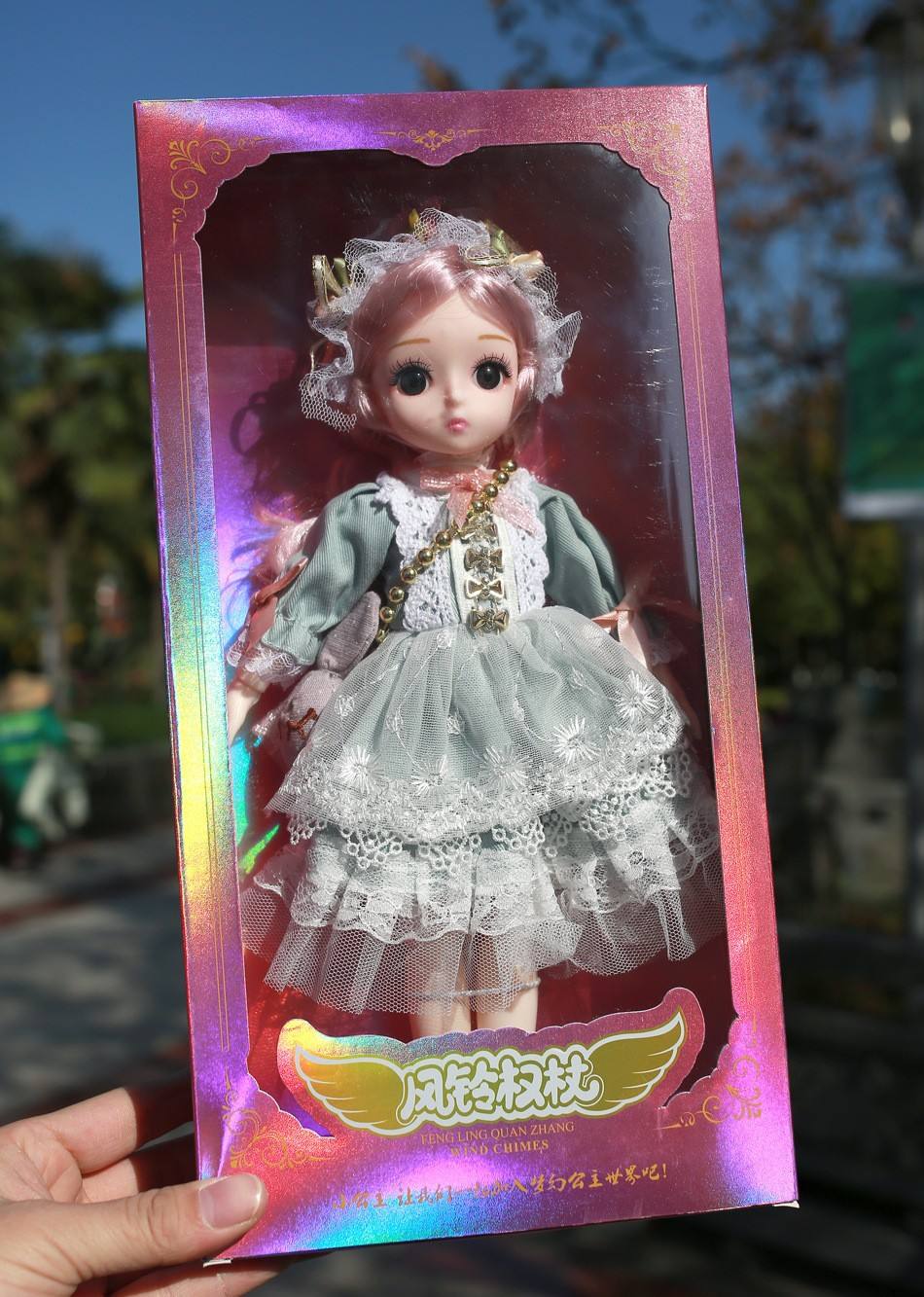 Jupe bleue style F avec pendentif tête de lapin.