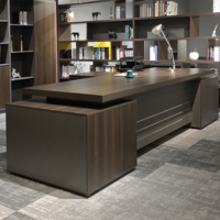 Bureau de direction de luxe, grande table de patron, poste de travail de PDG ou de directeur, mobilier de bureau