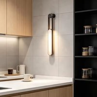 Applique murale LED verticale de luxe en acier inoxydable et marbre, luminaire décoratif pour projets hôteliers et décoration intérieure