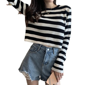 Suéter Feminino de Tricô Fino com Gola Redonda e Manga Longa, Estilo Curto Listrado, Último Lançamento para Outono - Atacado - Product Image 1