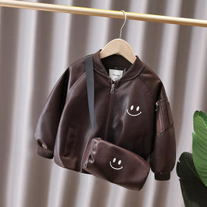 2025 осенний Детский комплект из двух предметов: коричневая куртка из искусственной кожи с принтом + сумка - Product Image 1