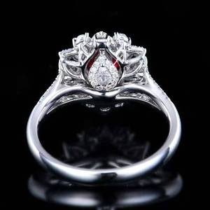 Bague en or 18 carats massif SGARIT, sertie d'un rubis naturel non chauffé de 1,2 ct couleur sang de pigeon et de 82 diamants d'un total de 0,707 ct, bijou de luxe. - Product Image 4