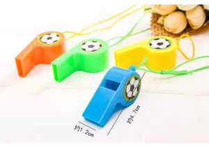 Sifflet d'arbitre de football en plastique en gros avec cordon - Couleurs vives, fourniture promotionnelle, équipement sportif de football en vrac - Product Image 4