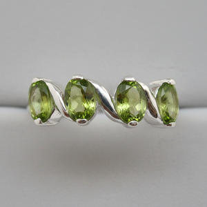 Bague en argent sterling avec incrustation de pierres précieuses de luxe, motif géométrique, plaqué rhodium, améthyste facettée, coupe ovale 2,12 carats - Product Image 1