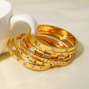 <span class=keywords><strong>Bracciali</strong></span> a Polsino Geometrici Ipoallergenici in <span class=keywords><strong>Acciaio</strong></span> Inox Placcato Oro 18K con Zirconi Incastonati per Donne - Product Image 3