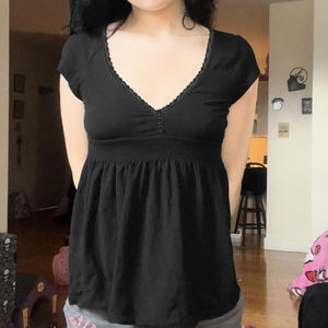 Camiseta de manga corta sexy para chica, estilo vintage, con cuello en V, abertura con botones, cintura fruncida y plisada, estilo puro y sensual. - Product Image 1