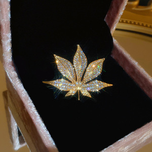Broche de luxe française Senior Sentiment broche véritable or galvanoplastie diamant-ensemble lettre ancienne mode cuivre bijoux en gros - Product Image 6