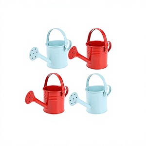 Arrosoir de couleur rouge fer et bleu ciel ensemble de deux bidons d'eau de taille et de forme personnalisées pour la décoration de jardin - Product Image 1