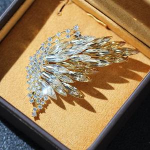 Broche <span class=keywords><strong>papillon</strong></span> en cristal dégradé de luxe pour mariage - Broche en alliage plaqué or haut de gamme pour femmes - Accessoire élégant - Product Image 5