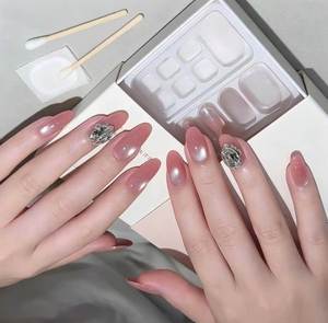 Vente en gros de faux ongles press-on français faits à la main de haute qualité, formes amande et carrées, en acrylique, personnalisables avec logo - Product Image 3