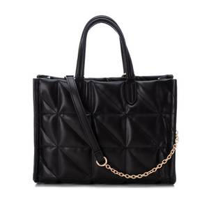 Sac à main pour femme Xti 184219 Sac fourre-tout matelassé noir avec logo doré et bandoulière chaîne - Product Image 3