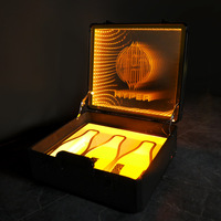 Boîte de présentation de bouteille de vin en acrylique avec vitrine de champagne à lumière LED dorée avec télécommande pouvant contenir 3 bouteilles de vin