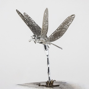 Escultura de Libélula con Diseño de Salpicaduras de Agua en Fibra de Vidrio y Metal, Decoración Artística Realista con Efecto de Deslizamiento por el Agua - Product Image 3