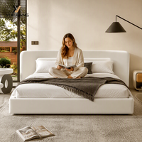 Italienisches Minimalistisches Massivholz-Kiefernholzbett mit Polsterung, Stauraum, Breitem Kopfteil und Boxspring für Villa-Hauptschlafzimmer