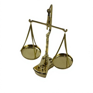 Balance de pesée vintage traditionnelle en laiton, artisanat métallique pour anniversaire et remise de diplôme, décoration intérieure et cadeau - Product Image 1