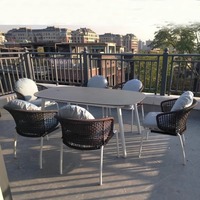 Ensemble de chaises et de tables en corde tressée pour cour, jardin, hôtel, restaurant, villa, balcon extérieur, petites tables et chaises
