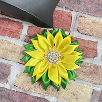 Broche Fleur Délicate XHO pour Femme, Symbole de la Sororité Chi Eta Phi, en Satin Vert et Jaune, avec Pétales pour Corsage