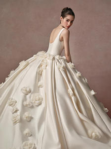 Abito da Sposa Principesco Minimalista con Scollo Quadrato in Raso Mikado e Applicazioni Floreali 3D Sparse - Product Image 2