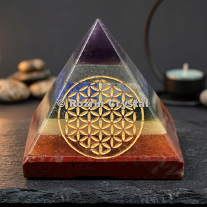 Pyramide en cristal d'améthyste Rozrin avec incrustation, décoration artisanale pour la maison, pyramide en cristal avec gravure - Product Image 3