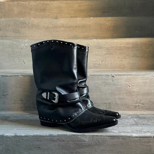 <span class=keywords><strong>Bottes</strong></span> courtes style punk en <span class=keywords><strong>cuir</strong></span> noir vente en gros automne hiver rivet avec <span class=keywords><strong>bottes</strong></span> pour pantalons bottines pour femmes à talons épais et bout pointu - Product Image 4