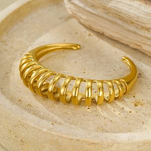 Bracelet de mode en acier inoxydable plaqué <span class=keywords><strong>or</strong></span> pour femme <span class=keywords><strong>Manchette</strong></span> de vague d'eau creuse avec bijoux de déclaration sans ternissement - Product Image 3