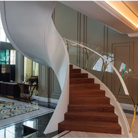 Escalier intérieur personnalisé de luxe en bois à bande de roulement en marbre Garde-corps en verre Escalier incurvé en acier à limon