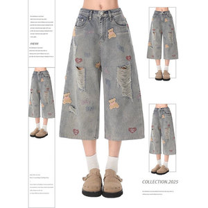 Le nouveau style à la mode de OEM2025 est le pantalon Caprix en denim à jambes larges où un ours mignon et des éléments déchirés entrent en collision - Product Image 1