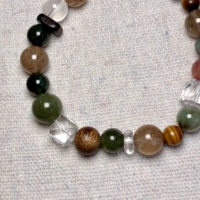 Bracelet de luxe en quartz rutilé doré 9 mm et œil de tigre avec cristal de poil de lapin vert et cube de quartz blanc pour la prospérité