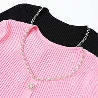 Haut en maille élégant pour femme avec strass, col et manches évasées, ourlet peplum, coupe ajustée