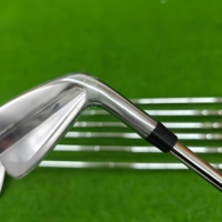Fers de golf pour droitiers avec manche en acier et semelle large pour des coups longs et droits