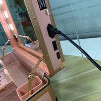 Étui de maquillage de train à la mode avec fermeture ouverte LED miroir léger roulant chariot-élégant étui de beauté à pattes boîte de maquillage haut-parleurs