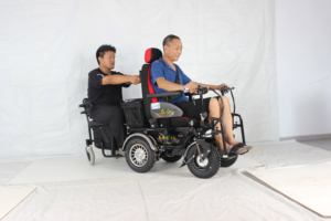 Silla de Ruedas Todoterreno de Cuatro Ruedas con Dos Manijas, Totalmente Automática, Vehículo de Transporte Inteligente para Personas Mayores - Product Image 5