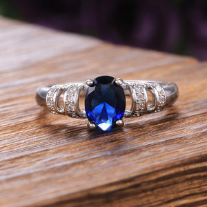 Bague de fiançailles F349 pour femme en argent avec diamant synthétique ovale et diamants latéraux couleur G - Product Image 5