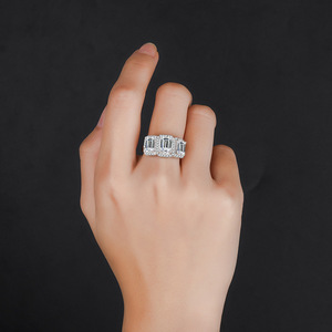 9 Feine Smaragdschliff 4CT VVS1 Moissanit-Schmuckstücke 925 Silber Rhodiniert Hypoallergene Damen 3-Stein-Ringe mit GRA-Zertifikat - Product Image 4