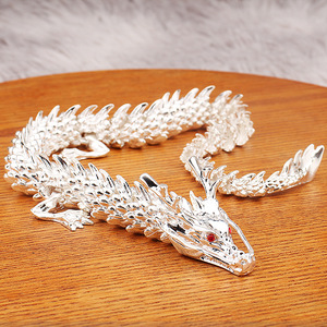 Figurine de <span class=keywords><strong>dragon</strong></span> <span class=keywords><strong>argenté</strong></span> articulée 3D en gros, décoration de bureau mobile à cinq griffes et jouet portable - Product Image 1