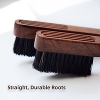 Brosse de nettoyage artisanale en crinière de sanglier, avec manche en bois, tête ronde, quatre rangées de poils, prise en main confortable et brosse rigide