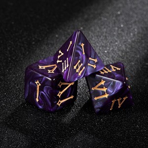 ชุดลูกเต๋าอะคริลิกทรงหลายเหลี่ยม 7 ชิ้น สีม่วง ขอบคม ผลิตด้วยมือ ลายกาแล็กซี่ พร้อมตัวเลขโรมัน เพื่อประสบการณ์ RPG ที่ไม่เหมือนใคร - Product Image 5