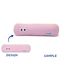 Services de personnalisation OEM pour jouets en peluche et housses de coussin personnalisées, y compris des oreillers de poupée longs avec rembourrage en coton PP doux.