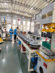 Ventilateur de plafond industriel HVLS à faible bruit et grand volume pour entrepôt et usine, moteur PMSM IE5, 24 pieds (7,3 m), pour refroidissement et ventilation, économie d'énergie - Product Image 5