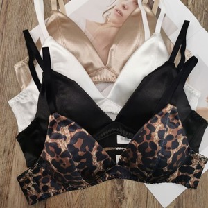 Conjunto de lencería de dos piezas, sin costuras, de color sólido, sujetador y braga, de seda satinada, con copas triangulares. - Product Image 5