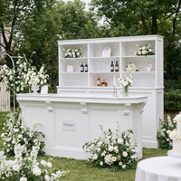 Comptoir de bar de mariage moderne blanc en contreplaqué assemblé avec étagères de présentation arrière pour événements extérieurs de style ferme