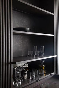 ตู้เก็บไวน์แบบหรูหราสีเข้มพร้อมไฟ LED สร้างบรรยากาศ ถาดเก็บของแบบดึงออกได้สำหรับเครื่องดื่มและแก้ว - Product Image 4