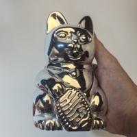 Benutzer definierte chinesische Harz Solar Maneki glückliche Katze Figur Statue Keramik Wellen Ornament Fee Musik Pyramide Beschichtung Neko Ornament