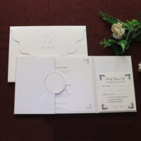 Ensemble d'invitations de mariage personnalisées avec monogramme en relief, livret à rabat, carte RSVP, enveloppe festonnée, kit d'invitation de luxe avec couverture rigide