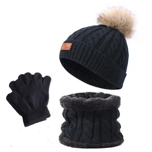 Toptan özel çocuklar kış bere şapka eşarp eldiven setleri bebek örme kasketleri atkısı özelleştirilmiş deri yama logosu