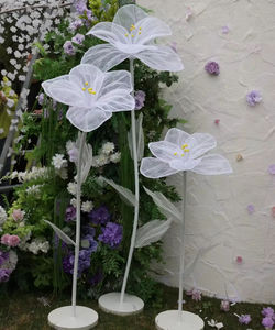 Flores Blancas Hechas a Mano con Serigrafía para Sesiones de Fotos Románticas de Bodas, Decoración de Ventanas y Diseño de Caminos con Flores de Hilo - Product Image 3