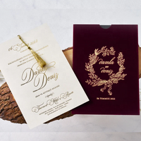 Invitation de mariage en velours bourgogne de style arabe avec invitation dorée à pompon Invitations en velours déjoué avec impression en feuille d'or