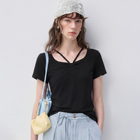 T-shirt basique slim en maille unie pour femme VEGA CHANG, noir mat, tissu en maille douce et élastique, détail unique croisé à l'avant